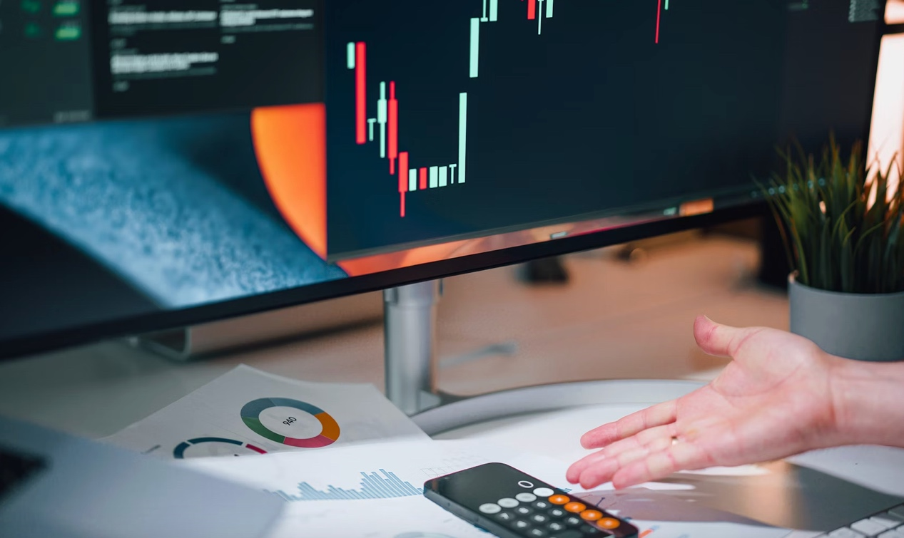 the-difference-between-equipment-management-software-and-manual-management-03.png the-difference-between-equipment-management-software-and-manual-management-03.png